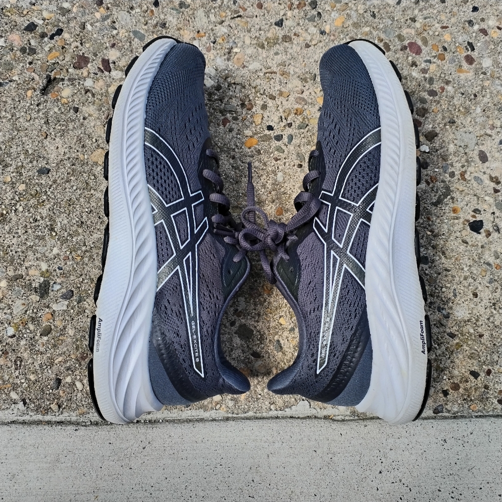 Asics Gel Excite 8 women’s size 10 in practically brand new condition